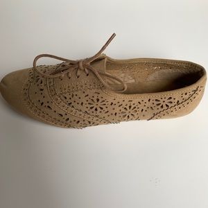 Unionbay Oxford Tan Laser Cut Lace Up Flats Shoes